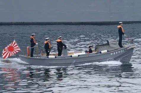 显而易见的是,因为常规艇型限制,海自值班内火艇如执行港内搜救,港口