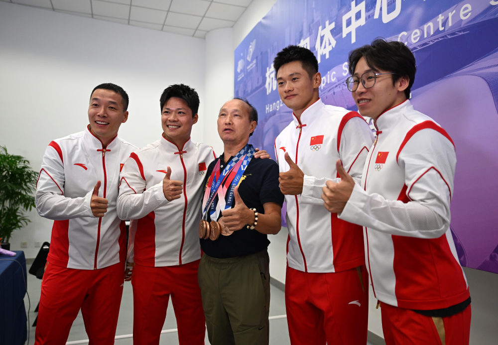 10月4日,汤星强,谢震业,袁国强,苏炳添,吴智强(从右至左)在颁奖仪式后