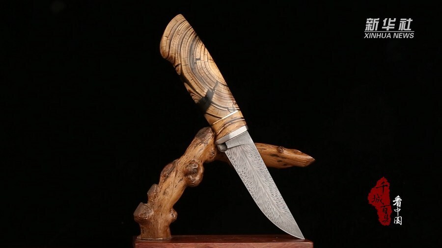 千城百县看中国传承镔铁花纹钢刀