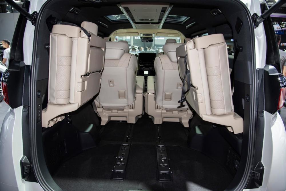 外观犀利内饰传统全新的丰田埃尔法亮相粤港澳大湾区车展