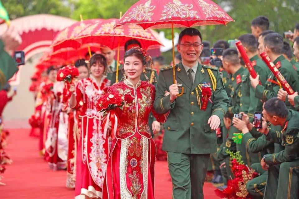 特种兵开摩托接新娘!网友:根本挡不住