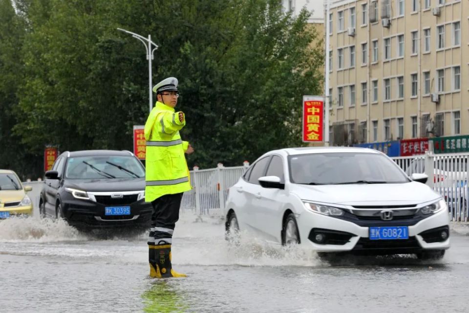 直击防汛一线 | 七台河公安交警:以"迅"防"汛" 全力筑牢"安全堤"