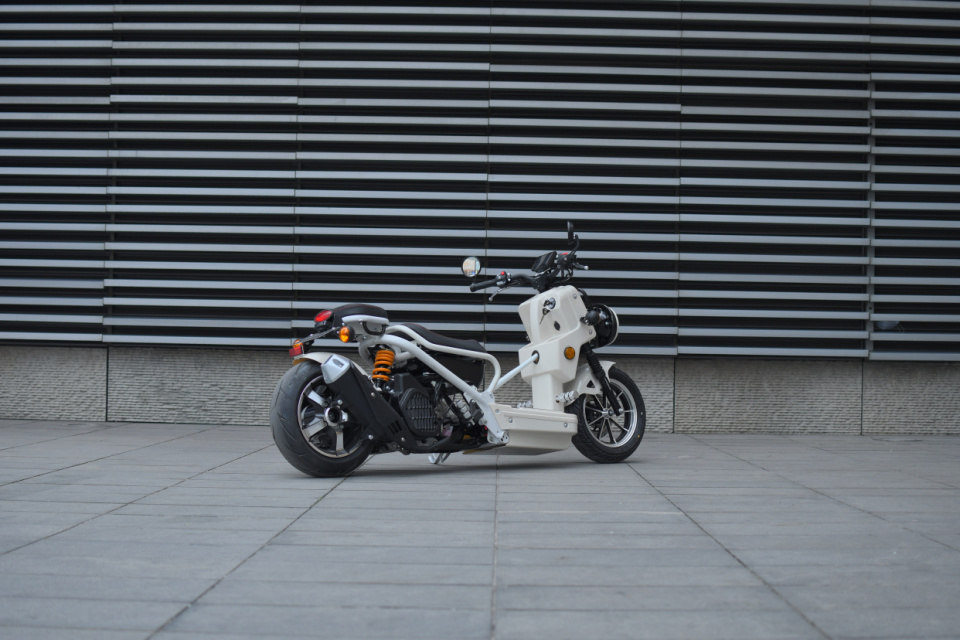 现如今的摩托车市场上各种品牌争奇斗艳,但颢晨hs150这款低趴复古踏板