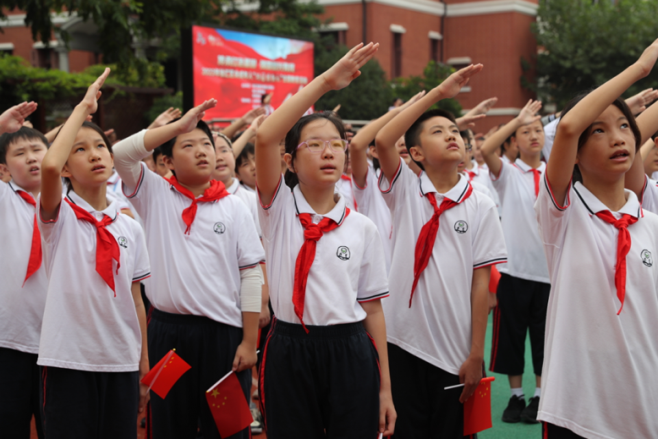 "向国旗敬礼!"-腾讯新闻