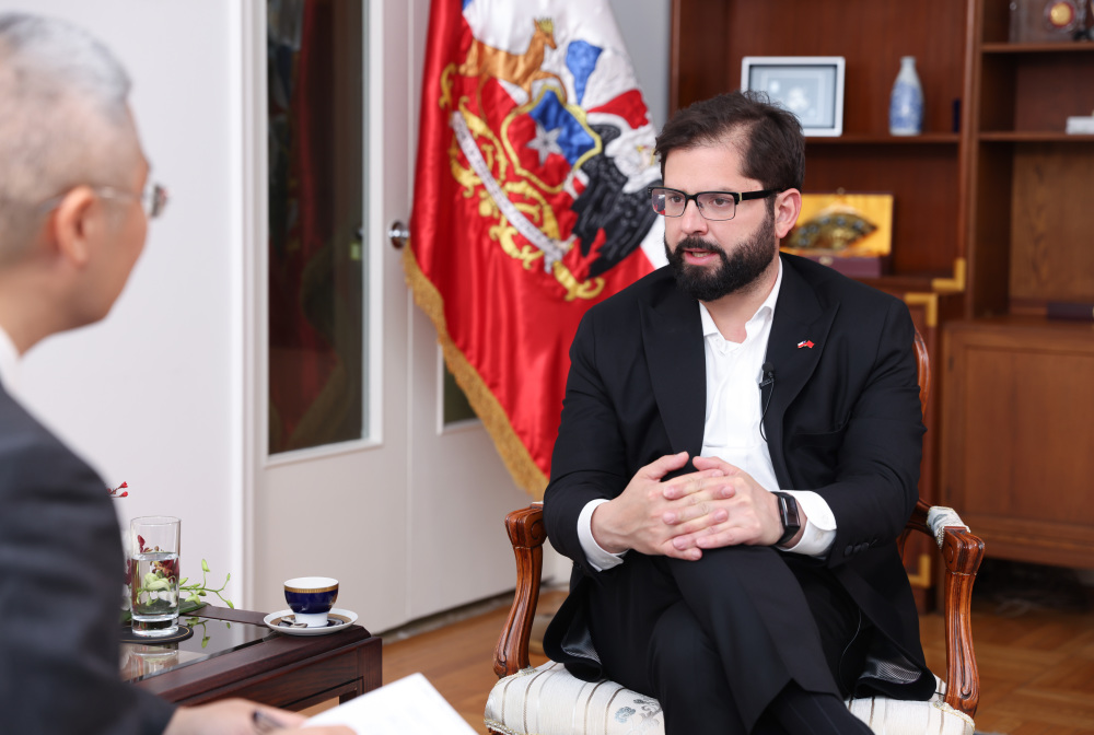 专访:共建"一带一路",让山海不再遥远——访智利总统博里奇