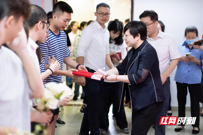 荷塘区民政局组织开展520婚姻集体宣誓活动