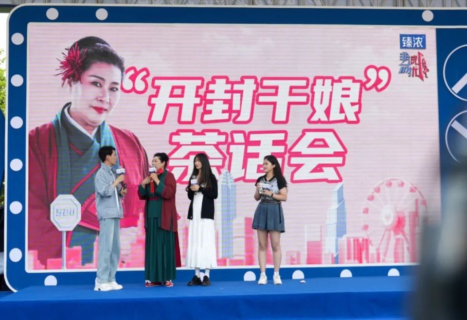 《非诚勿扰》"5·20"万人牵手大会火爆玄武湖,"开封王婆"现场说媒