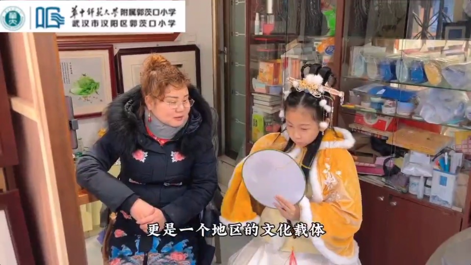 交作业了小学生拍视频推介家乡老手艺