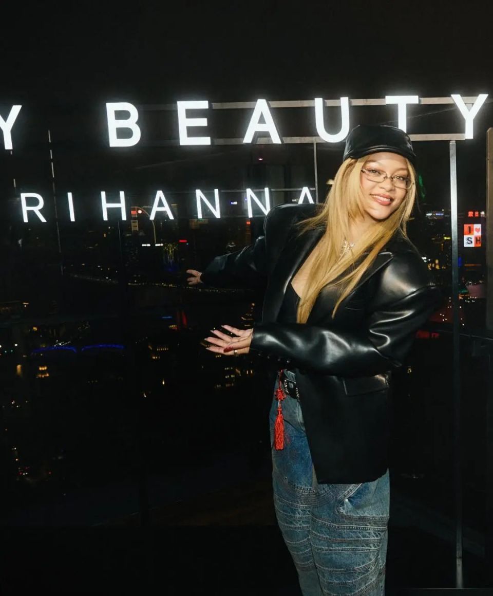 蕾哈娜来中国摊煎饼宣传美妆,被称"营销鬼才"!这赛道竟然还有郭德纲?