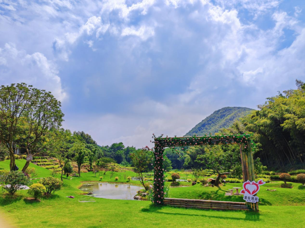 圣泉山庄是集采摘,垂钓,住宿,餐饮于一体的休闲度假山庄.