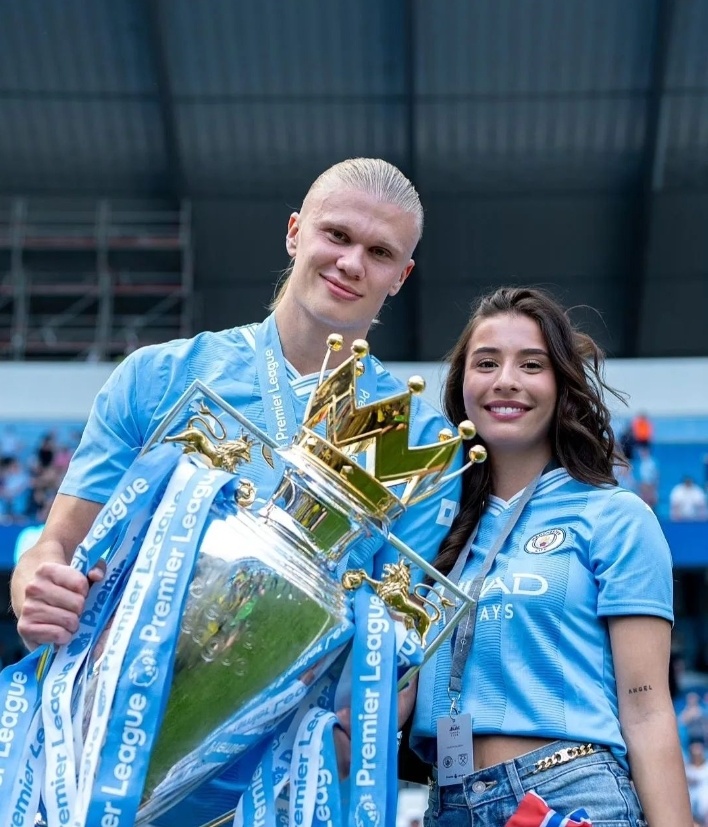 魔人家族!哈兰德在夺冠庆典与女友,家人合影_腾讯新闻