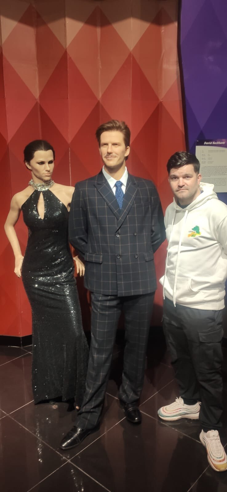 越南一家蜡像馆中梅西蜡像长得像内维尔