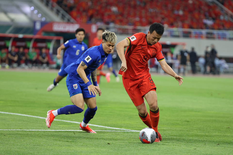 球迷表示徐江和李璇不是蠢就是坏,球员踢得不好,难道还得供着?