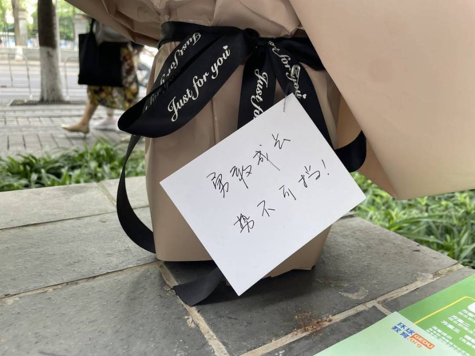 妈妈手捧一大束养乐多迎接女儿出考场:希望她永远保持快乐童真