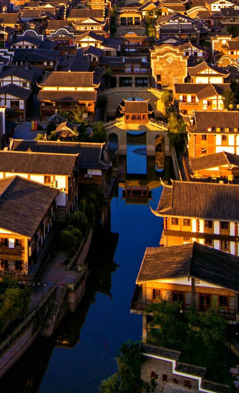 南溪古街我们将走进拔地而起的教育,医疗园区,探寻城市"人气";走进