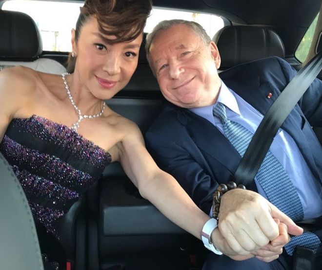 奥斯卡影后杨紫琼:与男友在一起17年,为何只恋爱不结婚?_腾讯新闻