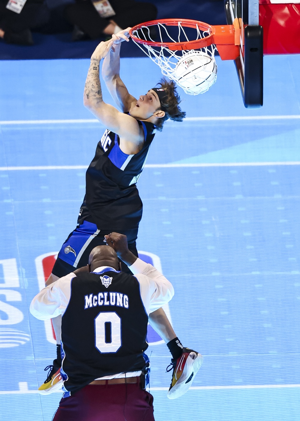 新华社发(乔尔·莱纳摄)2月17日,马克·麦克朗在全明星扣篮大赛中.