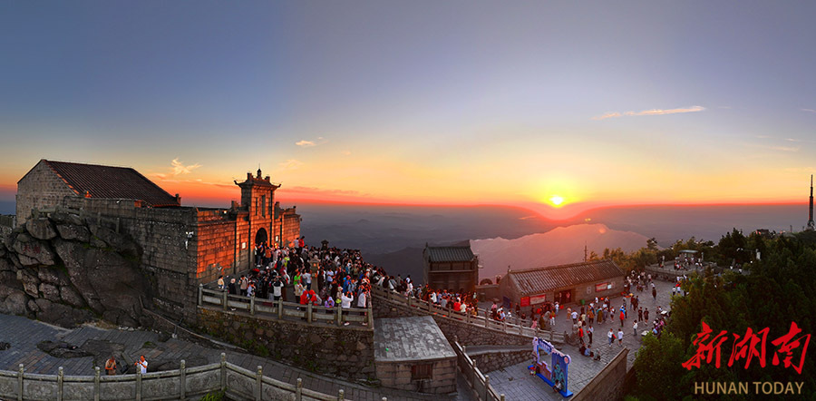 7月7日,游客在衡阳市南岳衡山风景区看日出,赏景游玩.