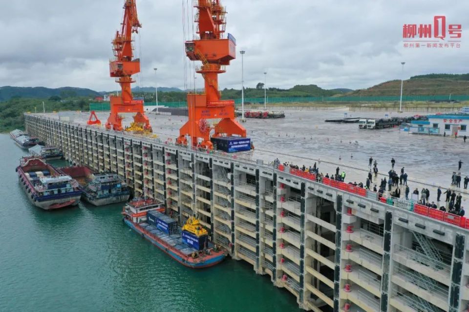 2023年11月,柳州港江口作业区正式开港,"柳州—粤港澳大湾区集装箱班