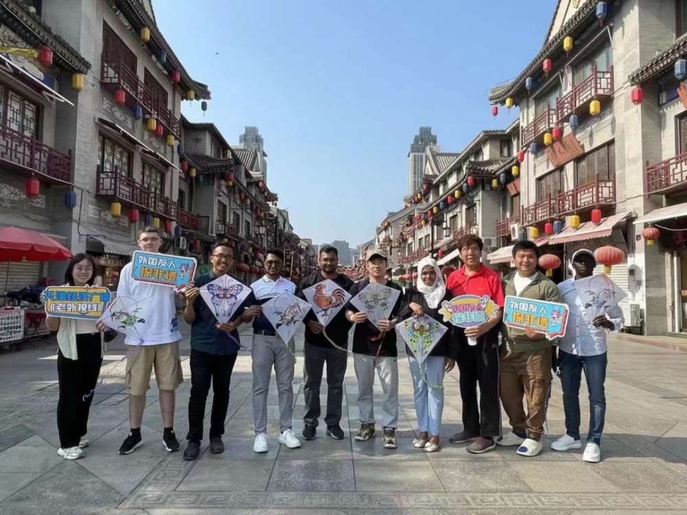 顾名思义,就是天津著名风筝艺人魏元泰制作的风筝,故称风筝魏.