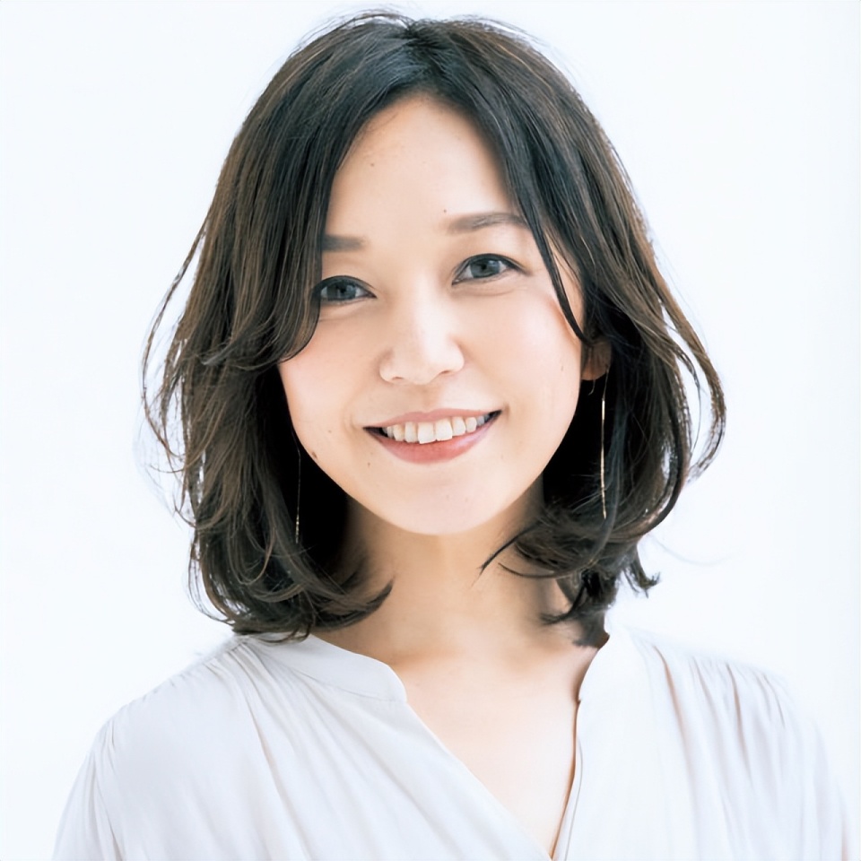 告别大妈感,45岁女性必备的10款"锁骨卷"发型:既时髦又气质