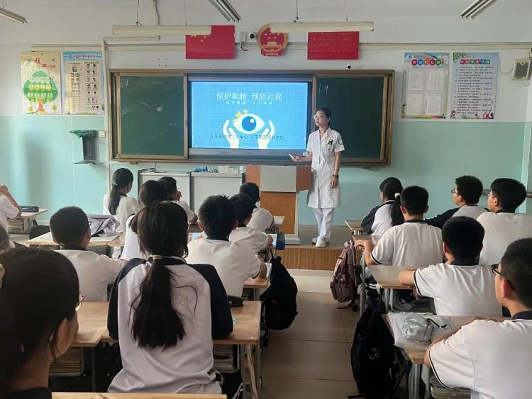 邹平市精神卫生中心联合邹平明圣医院走进鹤伴中学开展"保护眼睛 预防