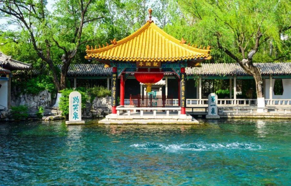 来到趵突泉公园,除了看那三眼泉水,还有金线泉,皇华泉,柳絮泉等名泉