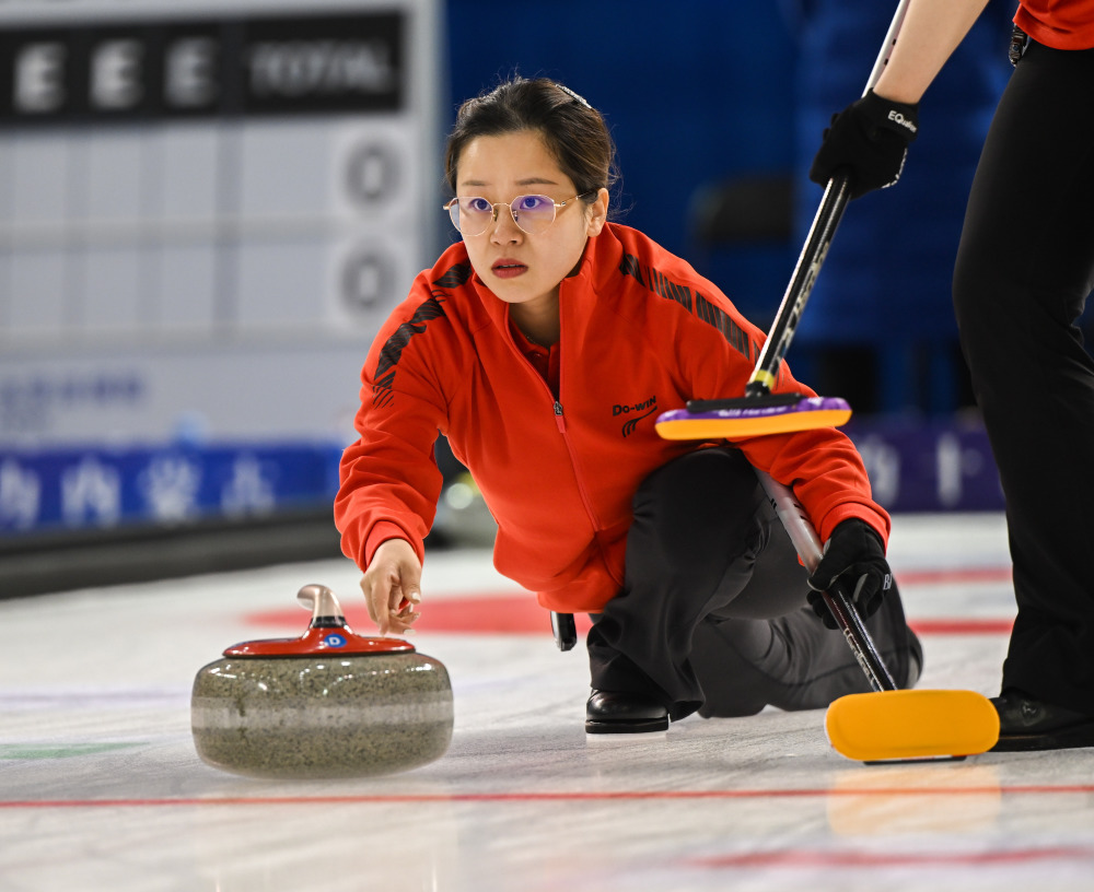 (体育)冰壶——全国冠军赛:黑龙江女队晋级决赛