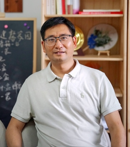 重庆大学新闻学院教授郭小安中青报·中青网记者 王志伟语言文字是