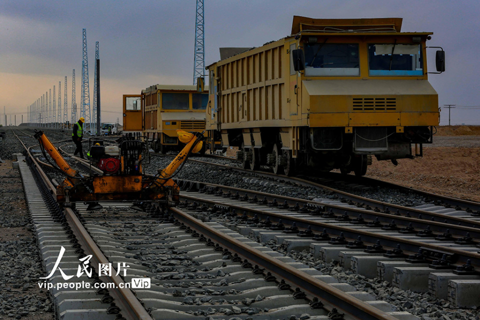 新疆新星二道湖铁路专用线建设忙