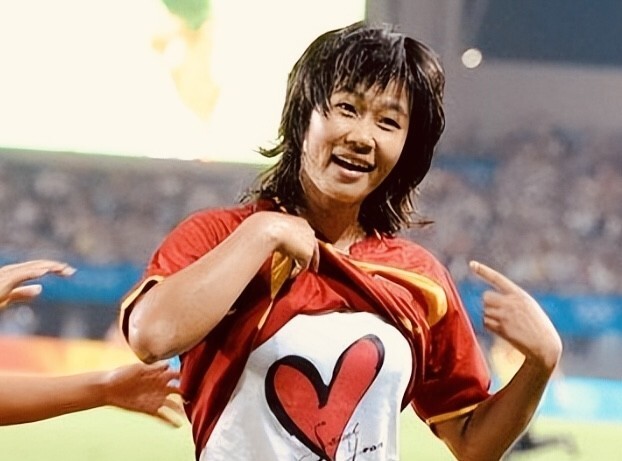 女足前国脚韩端祝贺大连英博四连胜一首莎啦啦把我感动哭了