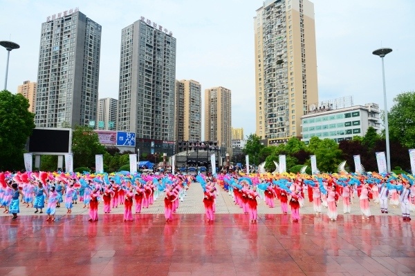 2024年"秀山花灯大家跳"群众文化活动总决赛在秀山县花灯广场举行,全