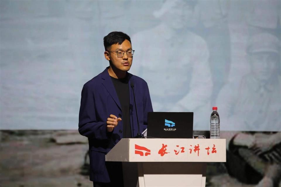 从记者转型的作家杨潇:"做事这件事本身可能带你走出彷徨和不确定"