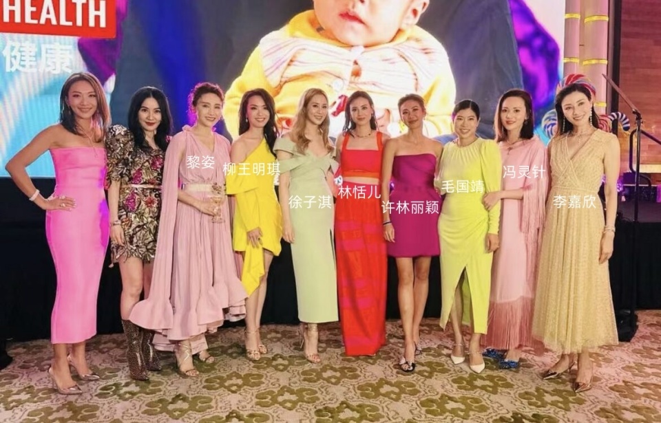 站她左右的都是跟她玩得最好的,左手林恬儿,右手柳王明琪.