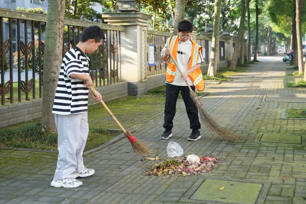 新华全媒 丨我帮妈妈扫大街——小手握扫帚 温情暖街头