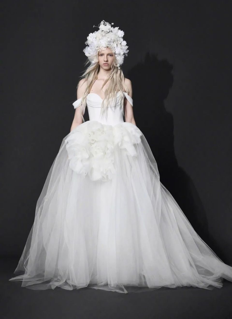 婚纱也疯狂,又浪漫又街头,为何不做酷酷的新娘~vera wang bridal 2024