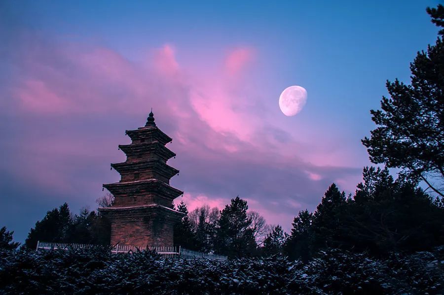 一边活动筋骨 出出汗一边欣赏白山的美景走出家门 爬爬山是户外运动的