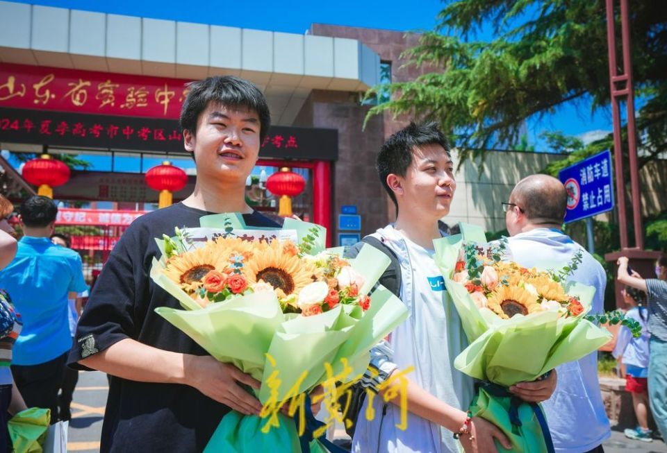 考完啦!鲜花横幅掌声祝福,考生都接住啦 | 镜相