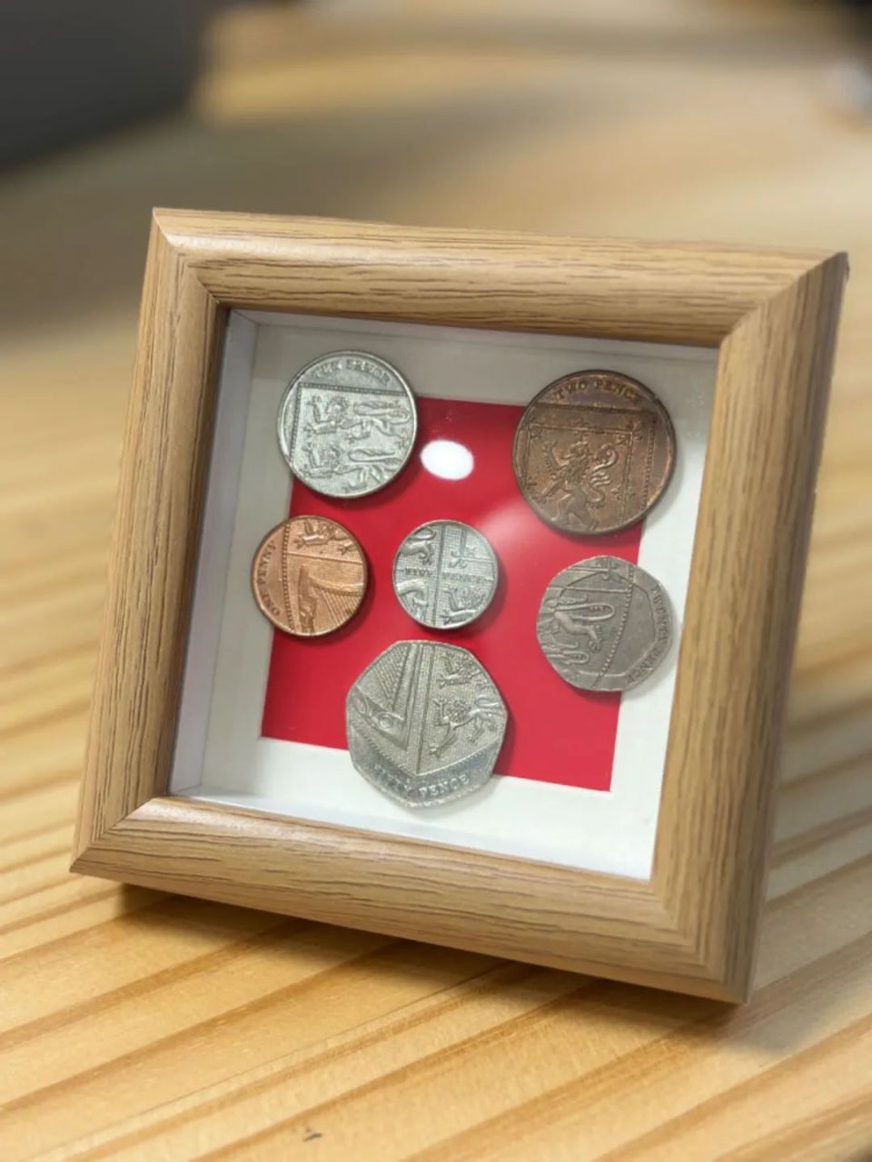 双色硬币的内芯和外环，是怎么嵌套在一起永不分离的？-腾讯新闻