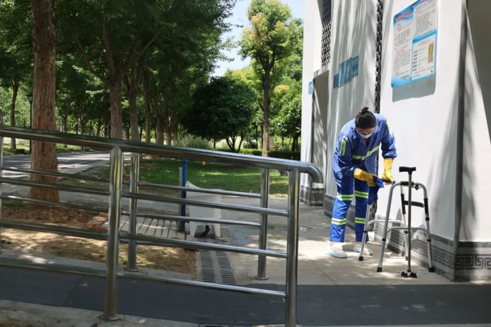 适老宜幼改造完成! 杨春湖公园这两座公厕"换新衣"