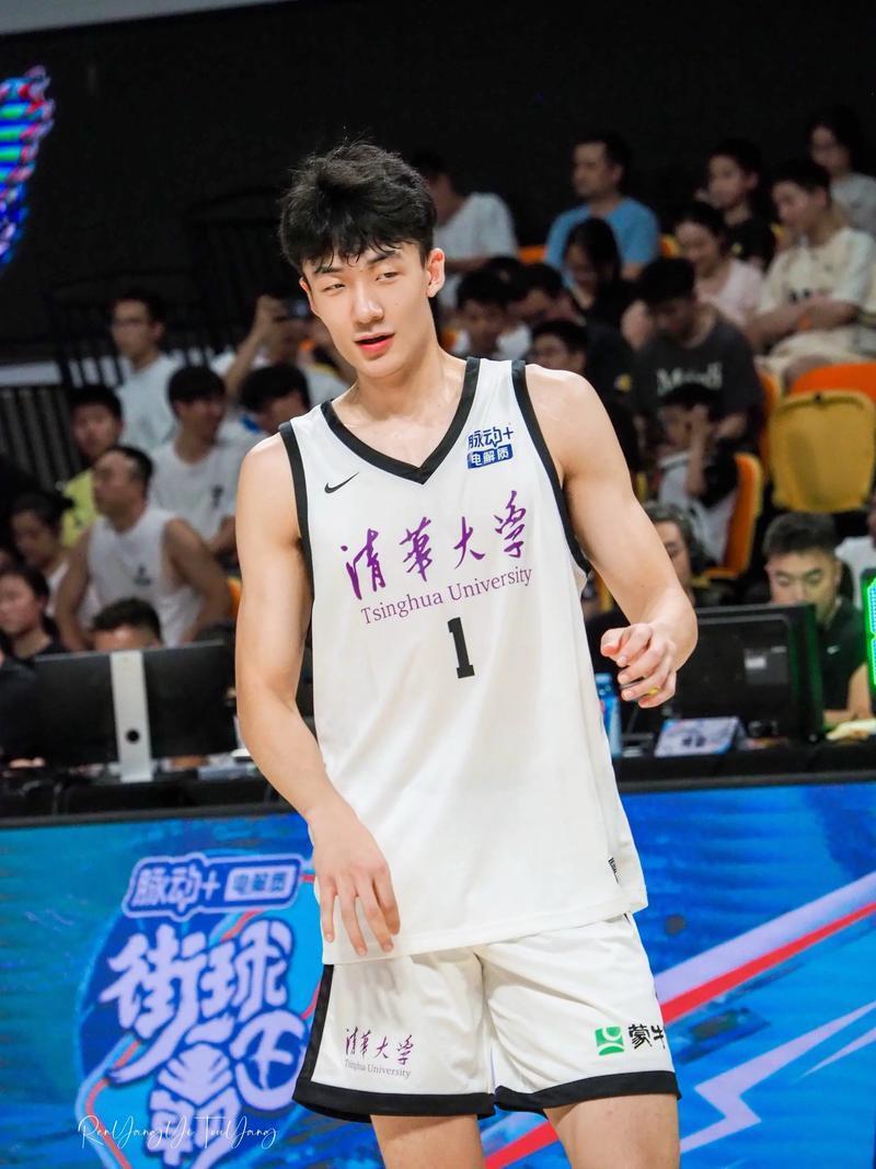 压哨绝杀！上海交大加时84-82力克清华，杀入决赛，胡汇三分封喉_腾讯新闻