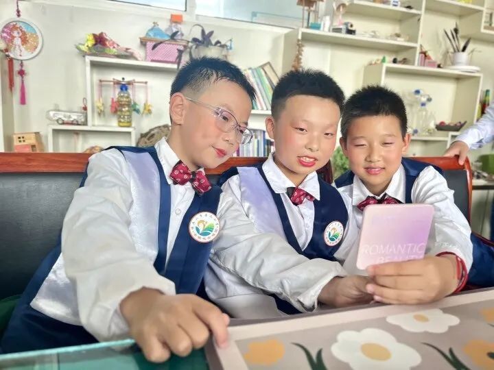 队要迎接检查,调兵山市第九小学带妆的合唱小队员们第一次佩戴新校徽