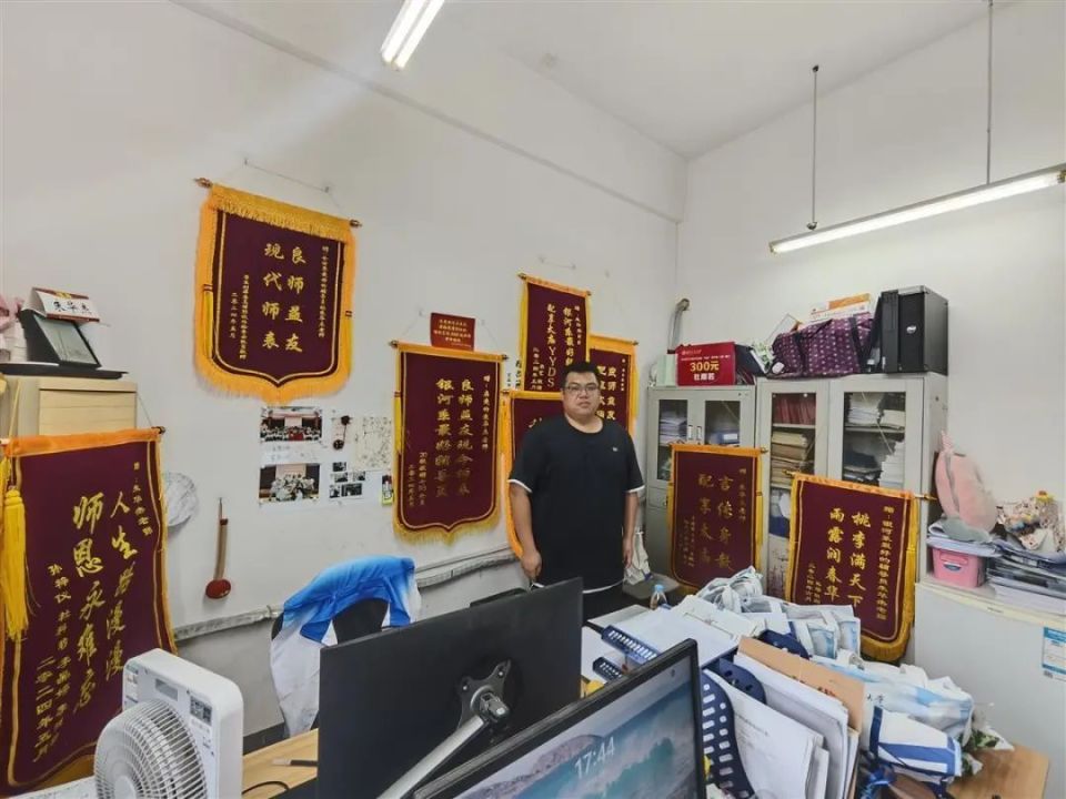 学生送来的锦旗挂了满墙