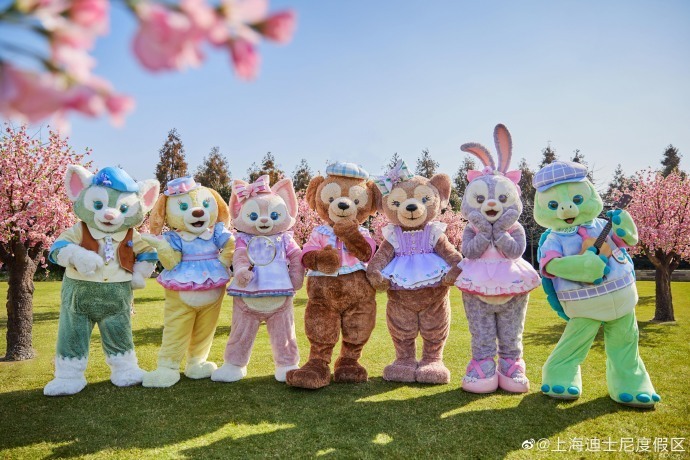 上海迪士尼恢复人偶与游客拥抱等互动!门票及酒店热度大增_腾讯新闻