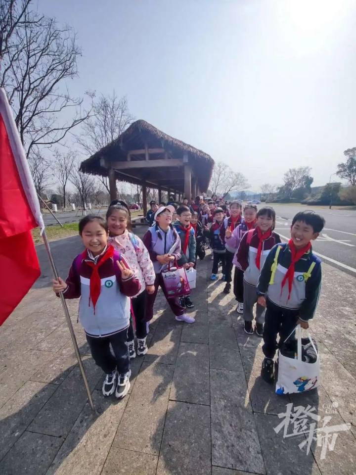 说起春游,不只学生们兴奋,老师们也很激动."这一天,我等了两年!