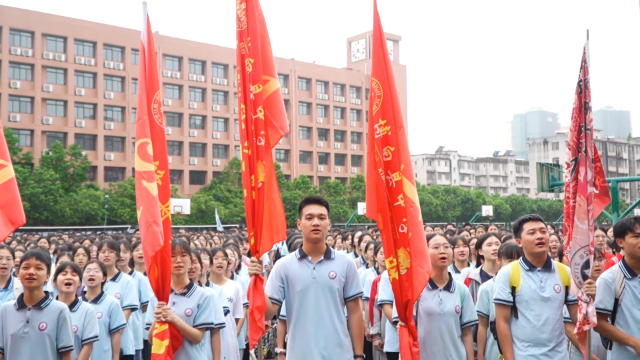 开考前夕,玉林市第十中学的考生们为自己加油.