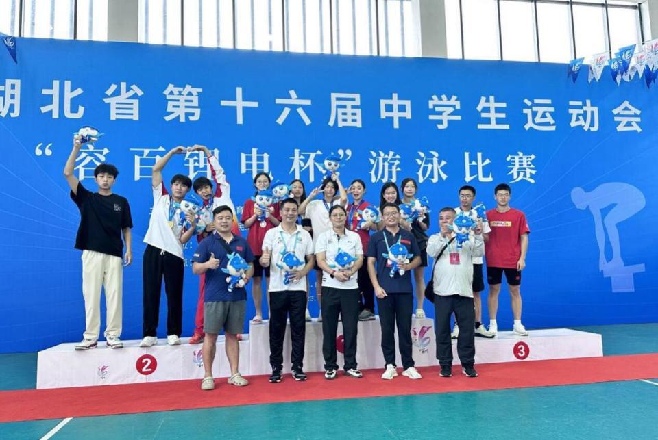 中领悟"长征精神";数学老师陈斌和物理老师叶钊讲授角度和力学知识时