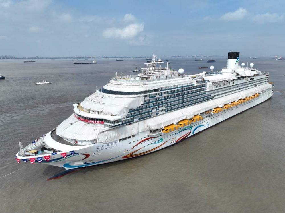 大江东首艘国产大型邮轮出坞彰显我国船企哪些传奇