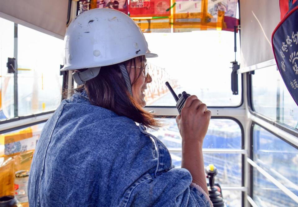 图片故事丨90后雄安女塔吊司机李拴领:冲上云霄_腾讯新闻