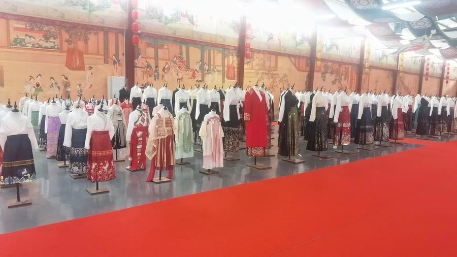 承包大多数人的第一件汉服,曹县汉服好在哪?_腾讯新闻